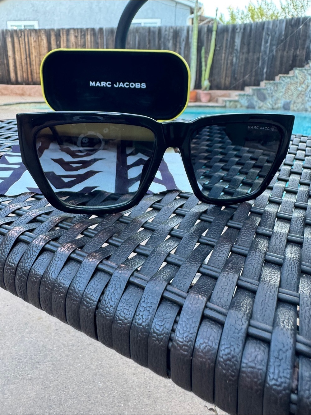 Marc Jacobs MARC 646/S Polarized Oversized Black Sunglasses Gold Logo 57mm VGUC - Picture 16 of 16